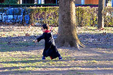 Il maghetto vaga nel bosco facendo magie