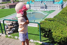 Ale ruba il cappello alla nonna