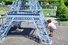 Ale gioca con la Tour Eiffel