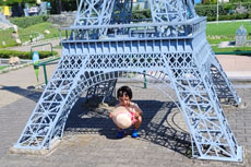 Ale gioca con la Tour Eiffel