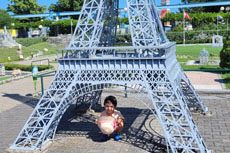Ale gioca con la Tour Eiffel