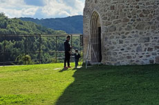 Ale e Lorenzo all'entrata del castello