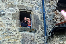 Ale e Lorenzo alla finestra del Castello