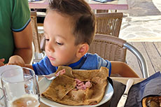 Alessandro alle prese con la crepe