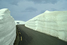 Muri di neve a giugno.