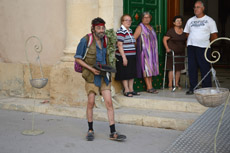 Ci mancava anche il clochard!
