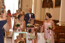 Ecco la sposa, fotografata da tutti