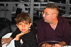 Raul vicino al suo babbo.