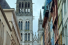 Cattedrale di Notre-Dame di Rouen, vista tra due case