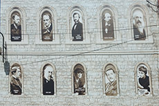 Murale a Honfleur, dedicato a personalità legate alla città, tra cui Charles Baudelaire, Françoise Sagan, Enrik Satie